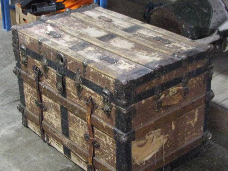 lot 64 image: Vintage Old Trunk