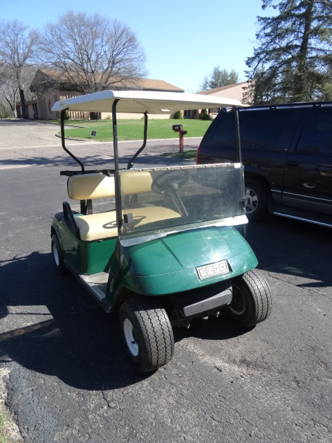 lot 1 image: 1997 EZ go battery powered golf car...
