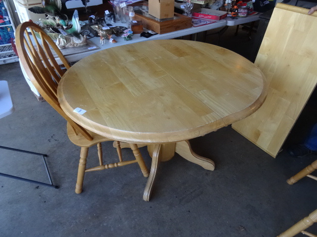 lot 3 image: Kitchen table with leaf and 2 chair...