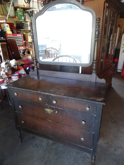 lot 7 image: Vintage wood dresser with vanity mi...