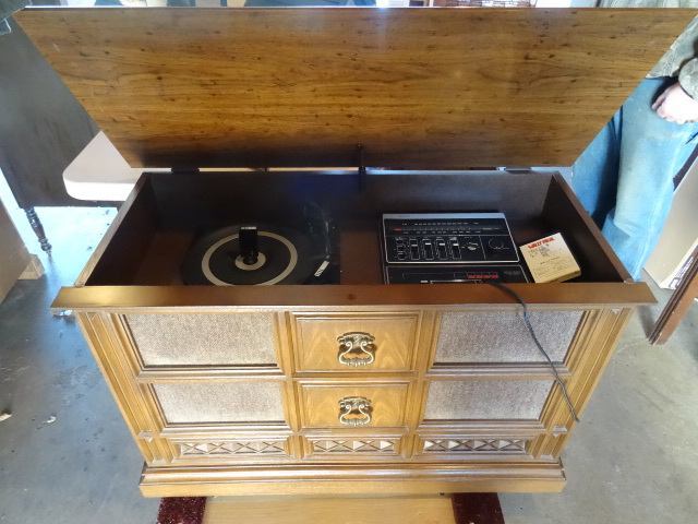 lot 11 image: Zenith  stereo cabinet. Has AM FM 8...