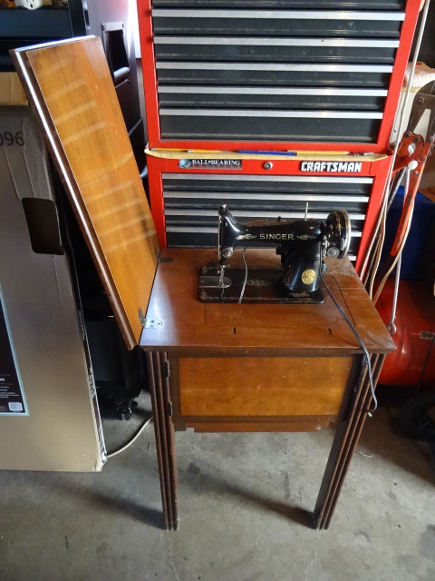 lot 13 image: Vintage Singer sewing machine in ca...