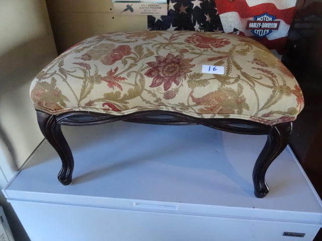 lot 16 image: Vinatge cushioned ottoman. 29 x 21 ...