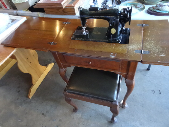 lot 17 image: Vinatge Singer sewing machine in ca...