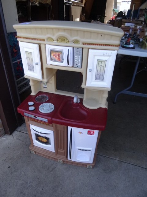 lot 18 image: Step 2 play kitchen...