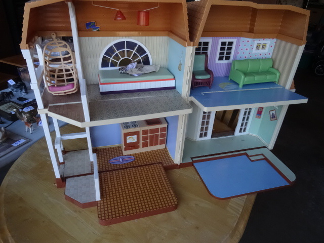 lot 19 image: Plastic doll house. Unknown brand. ...