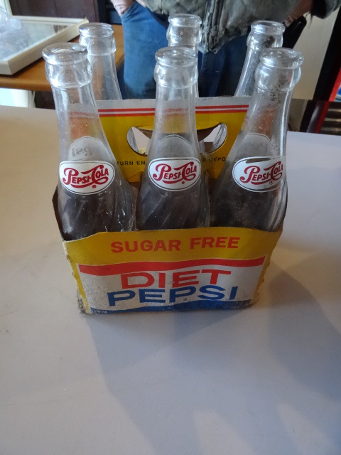 lot 25 image: Vintage Diet Pepsi case with 6 Peps...