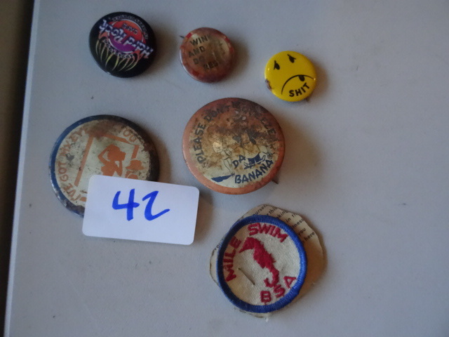 lot 42 image: 5 collector buttons. Vintage mile s...
