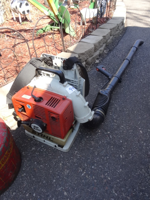 lot 94 image: Stihk BR400 back pack blower. 2 cyc...