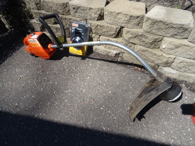 lot 96 image: Craftsman 17 weed whipper. 2 cycle...
