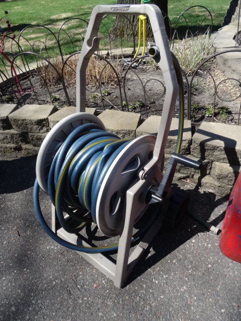 lot 98 image: Suncast garden hose cart with hose....