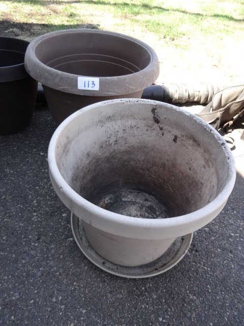 lot 113 image: 2 planter pots...