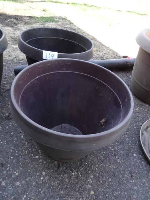 lot 114 image: 2 planter pots...