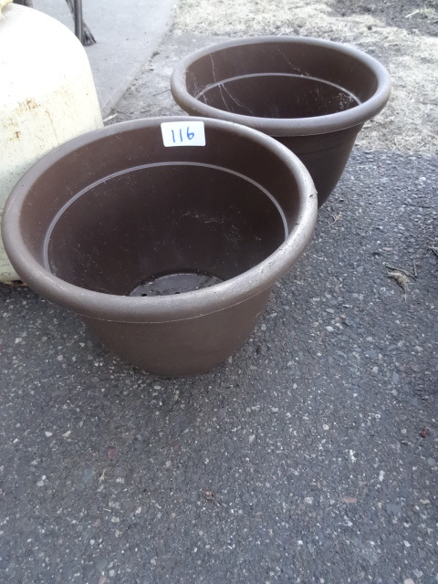 lot 116 image: 2 planter pots...