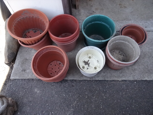 lot 119 image: Large variety of planter pots...