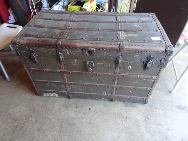 lot 122 image: Vintage steamer trunk. 40 x 22 x 25...