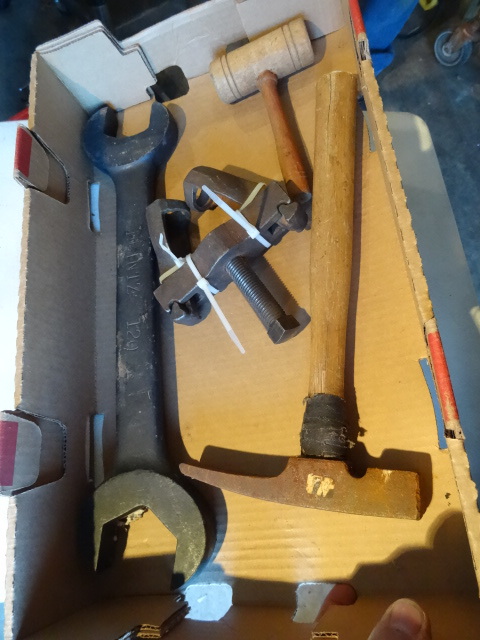 lot 151 image: 2 hammers. Wrench. Puller...