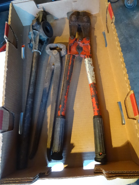 lot 153 image: Threader. Bolt cutter. Pinchers...