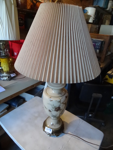 lot 208 image: Vinatge table lamp. 32...