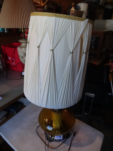 lot 209 image: Vinatge table lamp. 32. Base light...