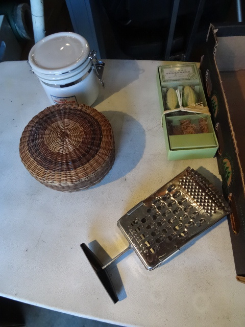 lot 225 image: Corn spreaders. Grader. Fraft canis...
