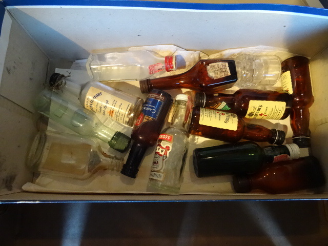 lot 231 image: Misc glass smaple bottles...