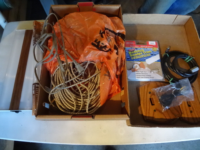 lot 254 image: Bungee cord. Fluorescent light. Bat...