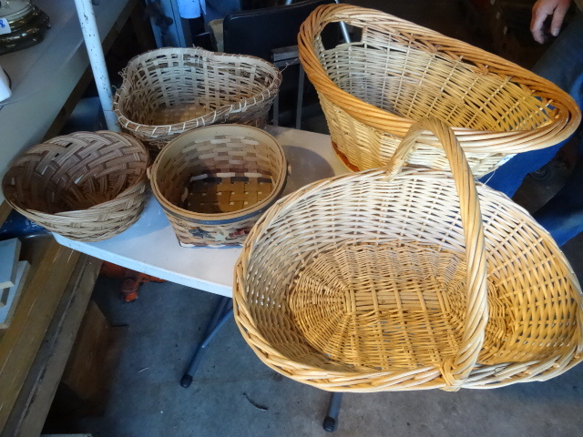 lot 260 image: Misc wicker baskets...