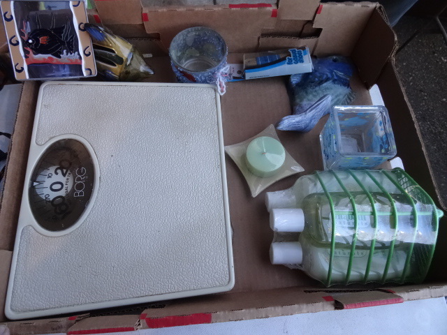 lot 265 image: Misc bathroom related items. ...
