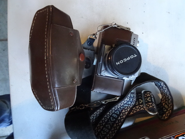 lot 273 image: 35mmm Tapcon camera. Misc pool tabl...