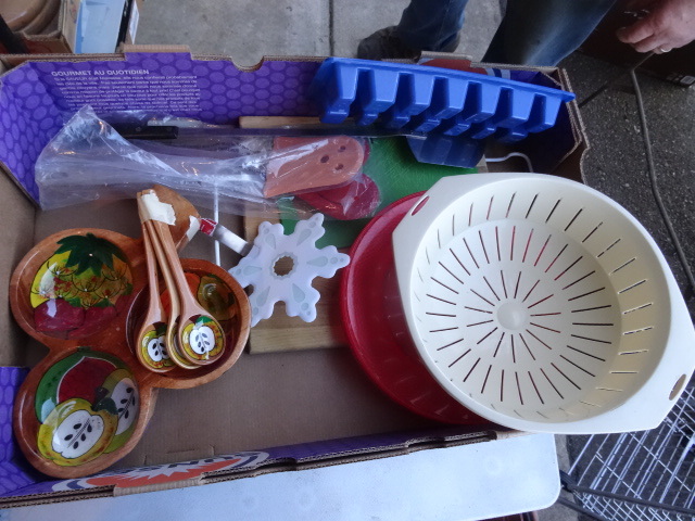 lot 284 image: Misc kitchen supplies...