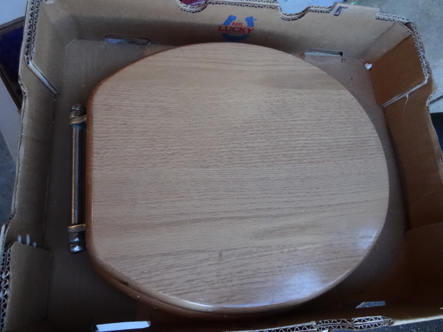 lot 286 image: Oak toilet seat...