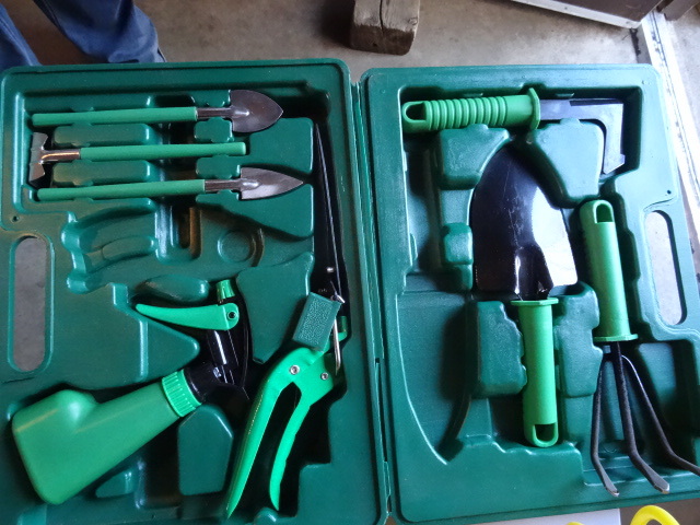 lot 313 image: Garden tool kit...