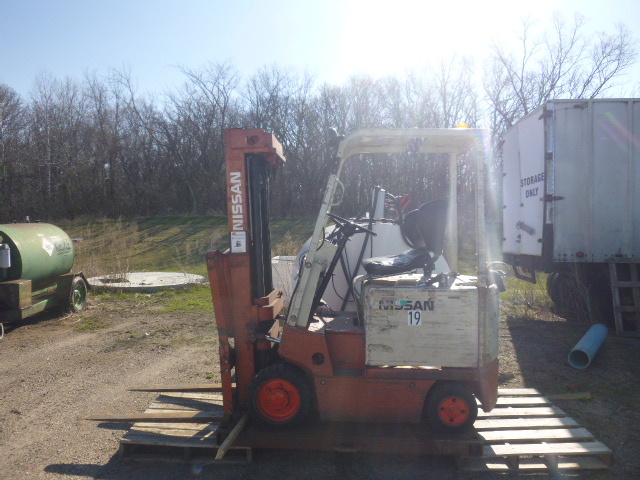 lot 19 image: Nissan Electric Fork Lift