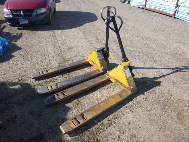 lot 20 image: 2 Pallet Jacks