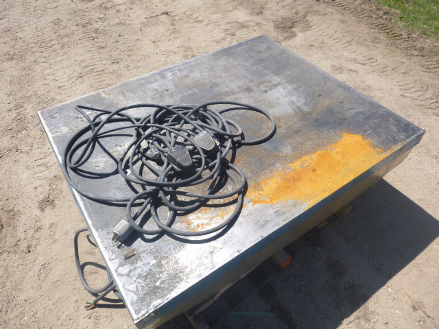lot 27 image: Vestil in Floor Lift