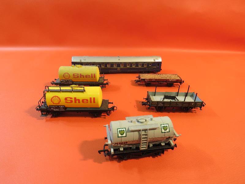 lot 213 image: Vintage Train Cars