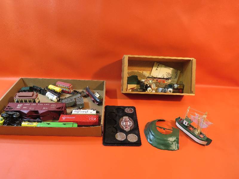lot 224 image: Vintage Train Cars (parts)
