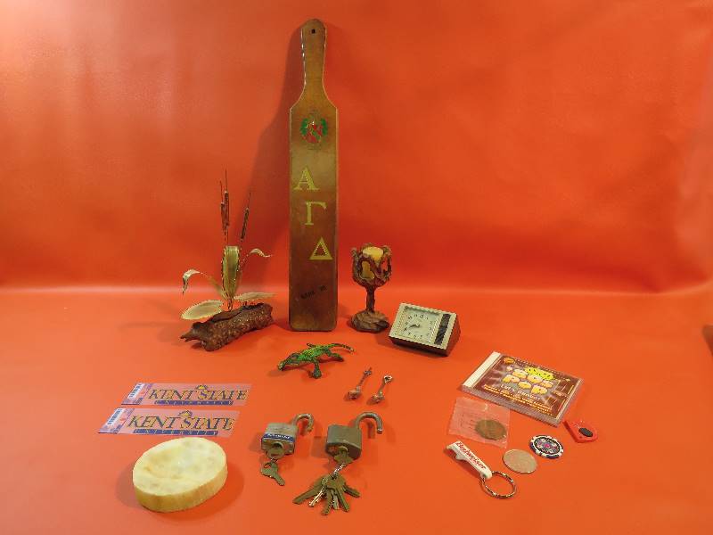 lot 226 image: MIsc. Vintage Decor