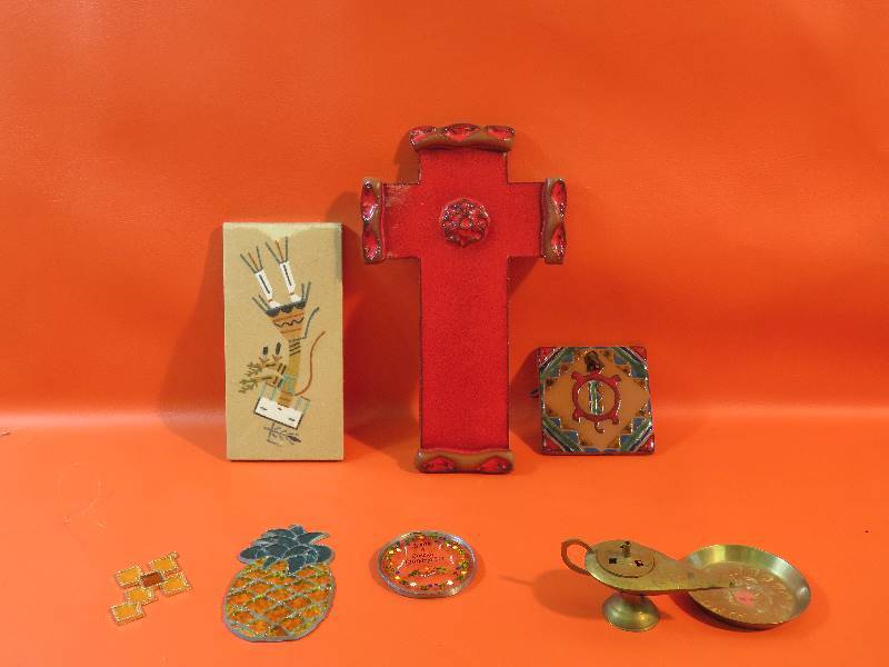 lot 230 image: Variety of Vintage Decor