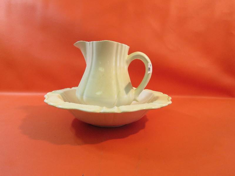 lot 258 image: Vintage Pitcher and Basin Set