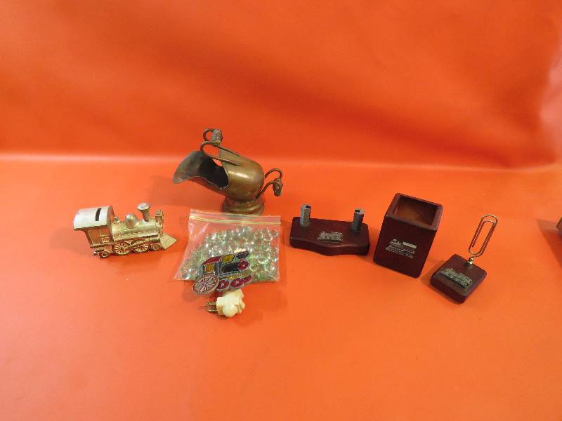 lot 264 image: Collectible Train Decor