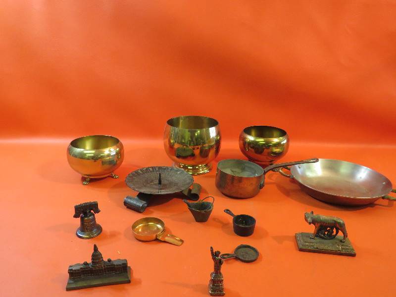 lot 284 image: Variety of Vintage Decor