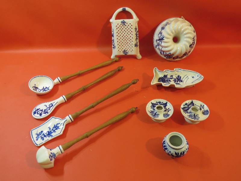 lot 285 image: Vintage Holland Decor