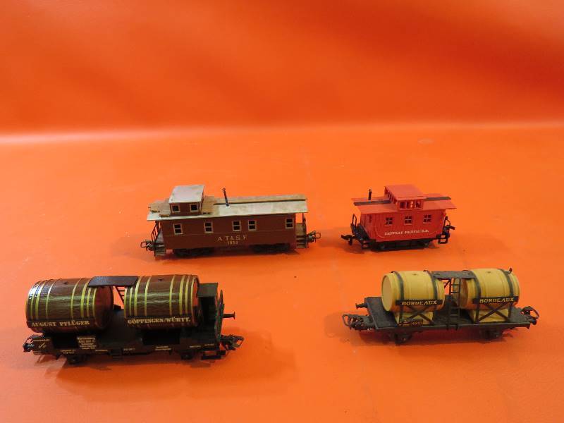 lot 318 image: Collectible Train Cars