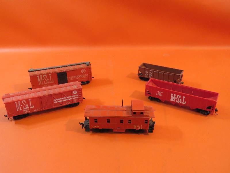 lot 325 image: Collectible Train Cars