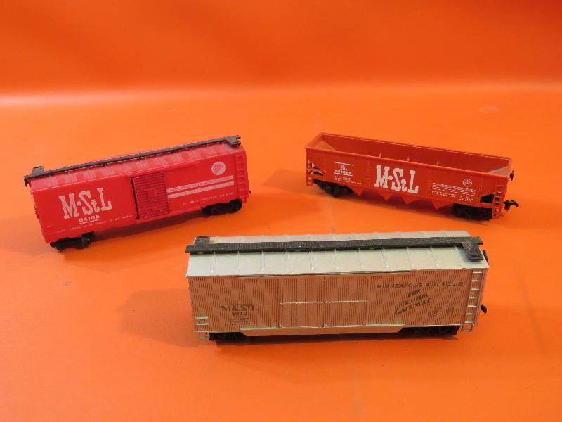 lot 333 image: Collectible Train Cars