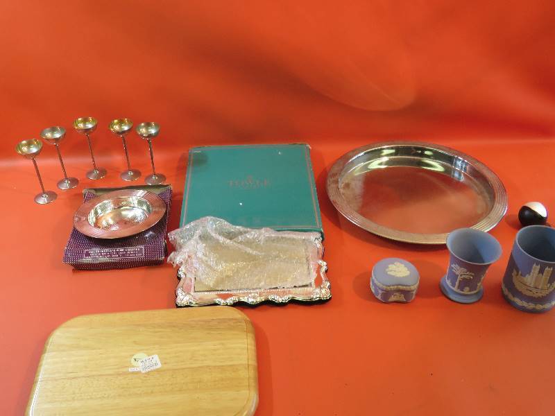 lot 351 image: Vintage Decor Lot