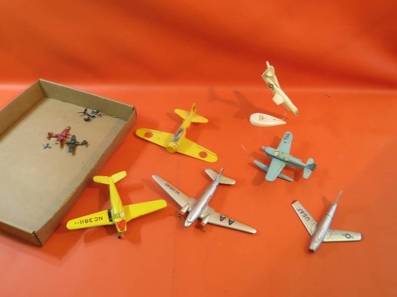 lot 424 image: Collectible Airplanes