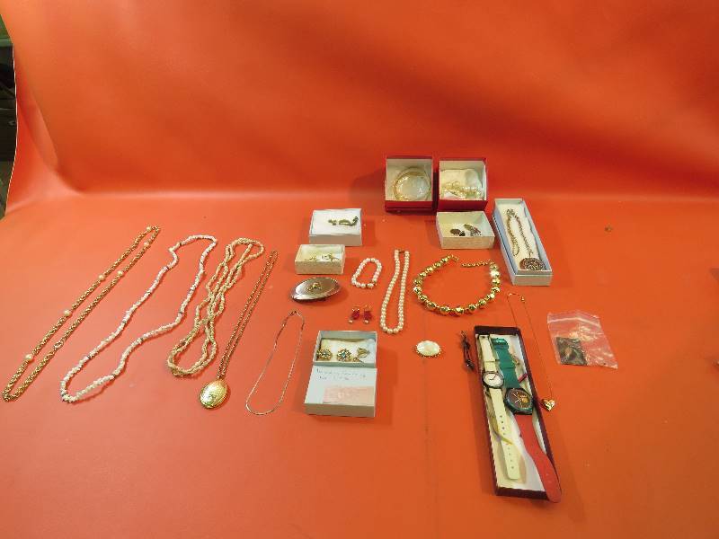 lot 446 image: Jewelry